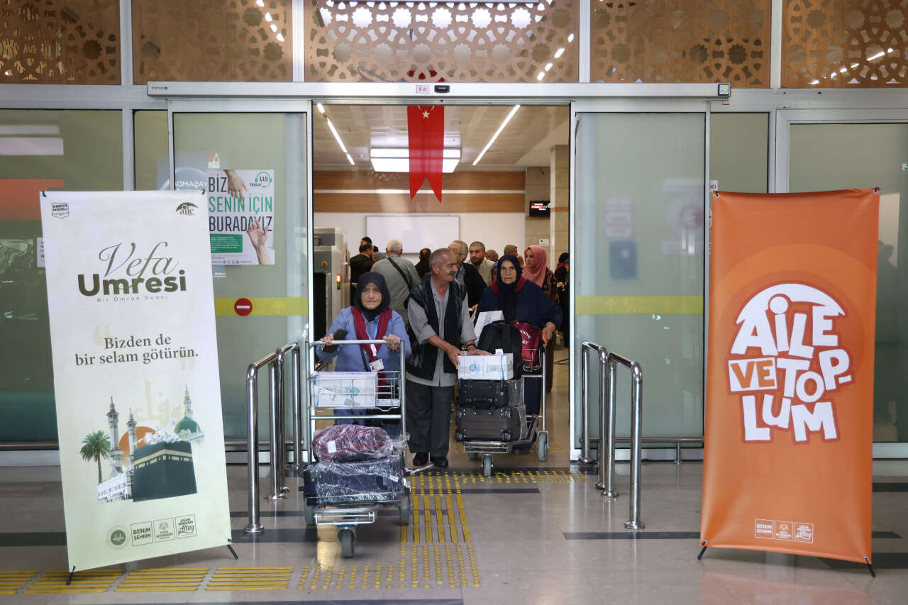 Konya Havalimanı’nda duygusal kavuşma! Vefa Umresi’nin üçüncü kafilesi döndü 16